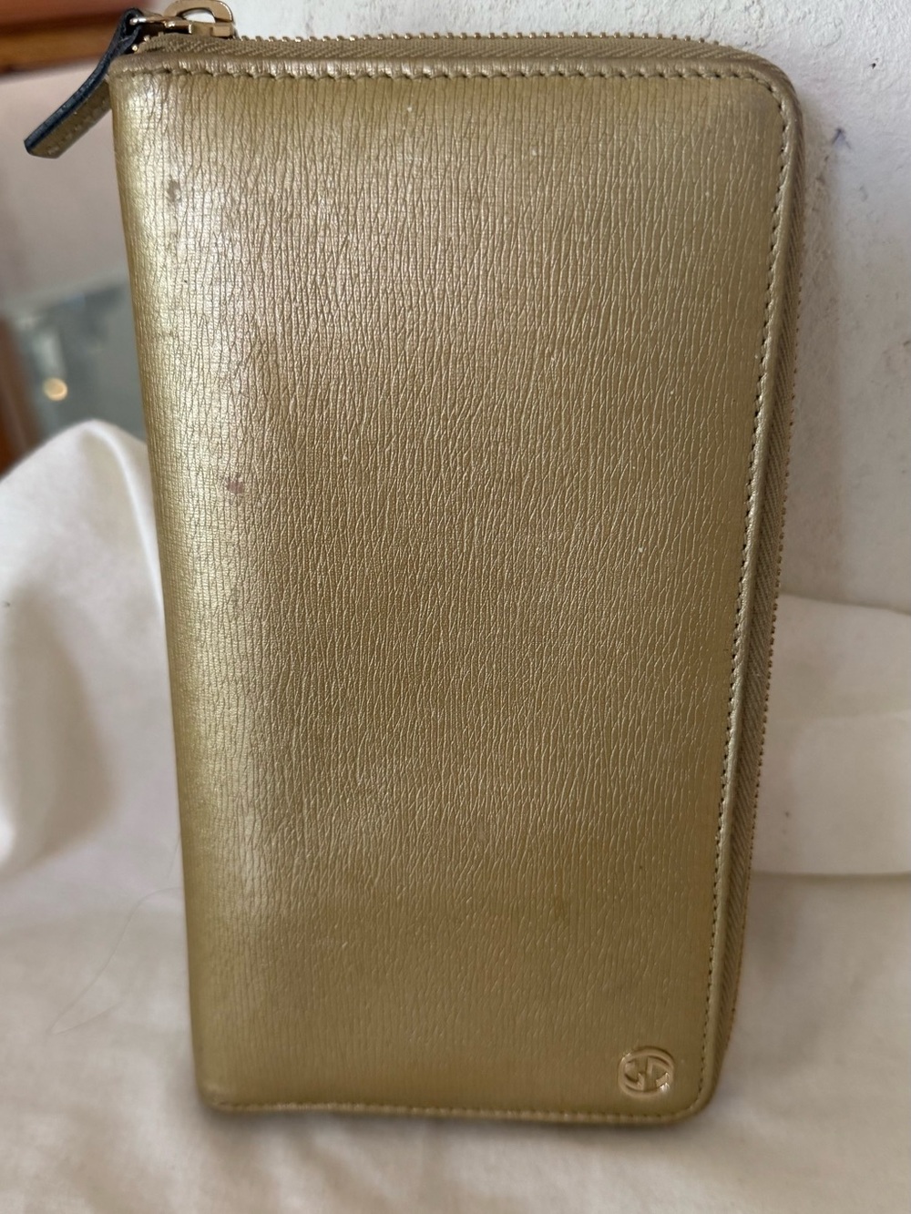 Gucci Metallic Gold Leather Zip Wallet with Signature Emblem - Picture 5 of 8